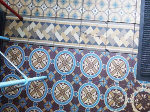 historische Zementfliesen in dem Café Wolkenkuckucksheim