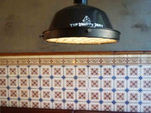 historische Wandfliesen in dem Café Wolkenkuckucksheim in Anhalt