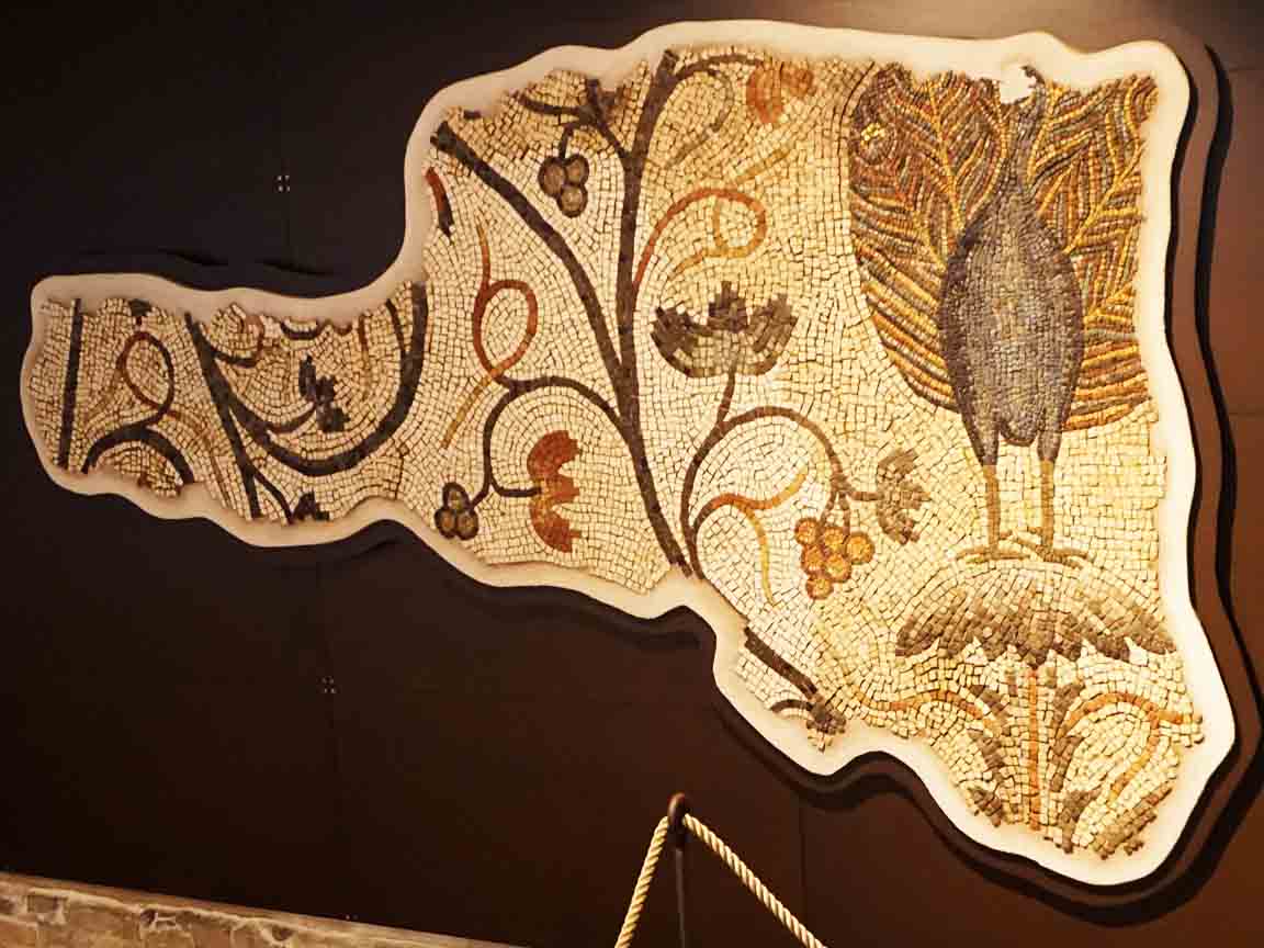 antikes römisches Mosaik-Teil in dem Museum von Aquileia / Italien