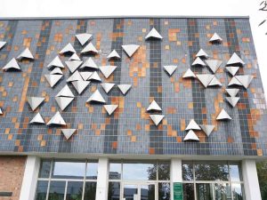 DDR-Architektur mit Keramik in Halle / Sachsen-Anhalt