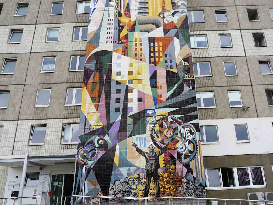DDR-Fliesen-Wandbild "Die von Menschen beherrschten Kräfte von Natur und Technik" von Jose Renau an der Außenfassade der Stadtverwaltung von Halle/Neustadt