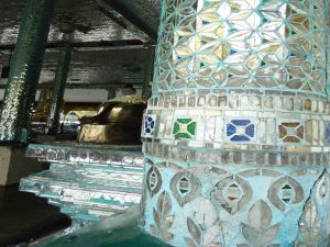 aufwendige Mosaik-Arbeiten in einem Buddha-Tempel in Myanmar