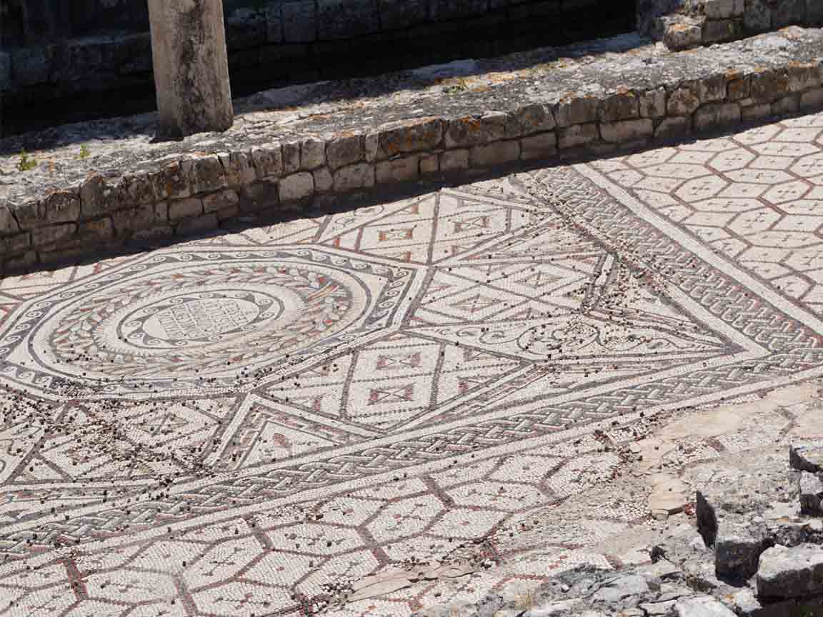 Römisches Mosaik aus Naturstein und Keramik in Porec / Kroatien