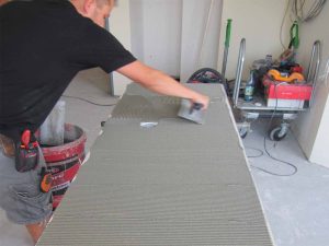 Hohlraumfreie Verlegung von Fliesen und Platten