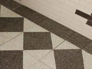 Terrazzo-Optik aus Steinzeug in den warmen Farbtönen Beige und Braun