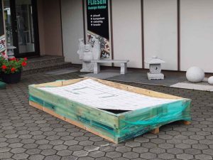 Die XXL-Fliesen werden in diesen Riesenkisten zur Baustelle geliefert