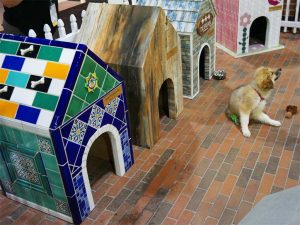 Ideen auf der COVERINGS 2018: Hundehütten aus Fliesenresten