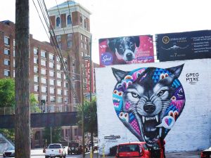 Mural Reincarnation von Greg Mike vor dem Ponce City Market in Atlanta