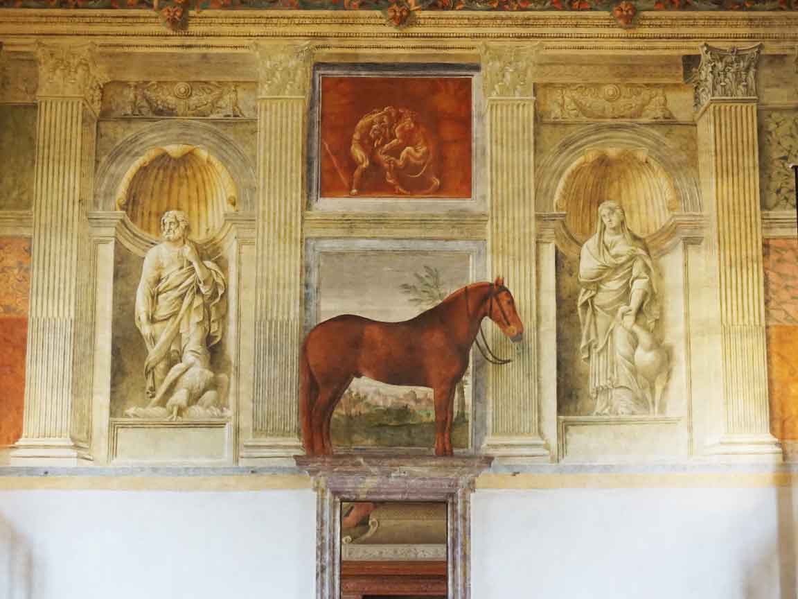 Wandgemälde mit einer optischen Täuschung im Palazzo Te in Mantua