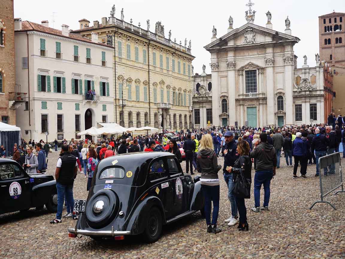 auf der Piazza Sordello trafen sich die Teilnehmer des Oldtimer-Rennens Gran Premio Nuvolari vor dem Palazzo Ducale