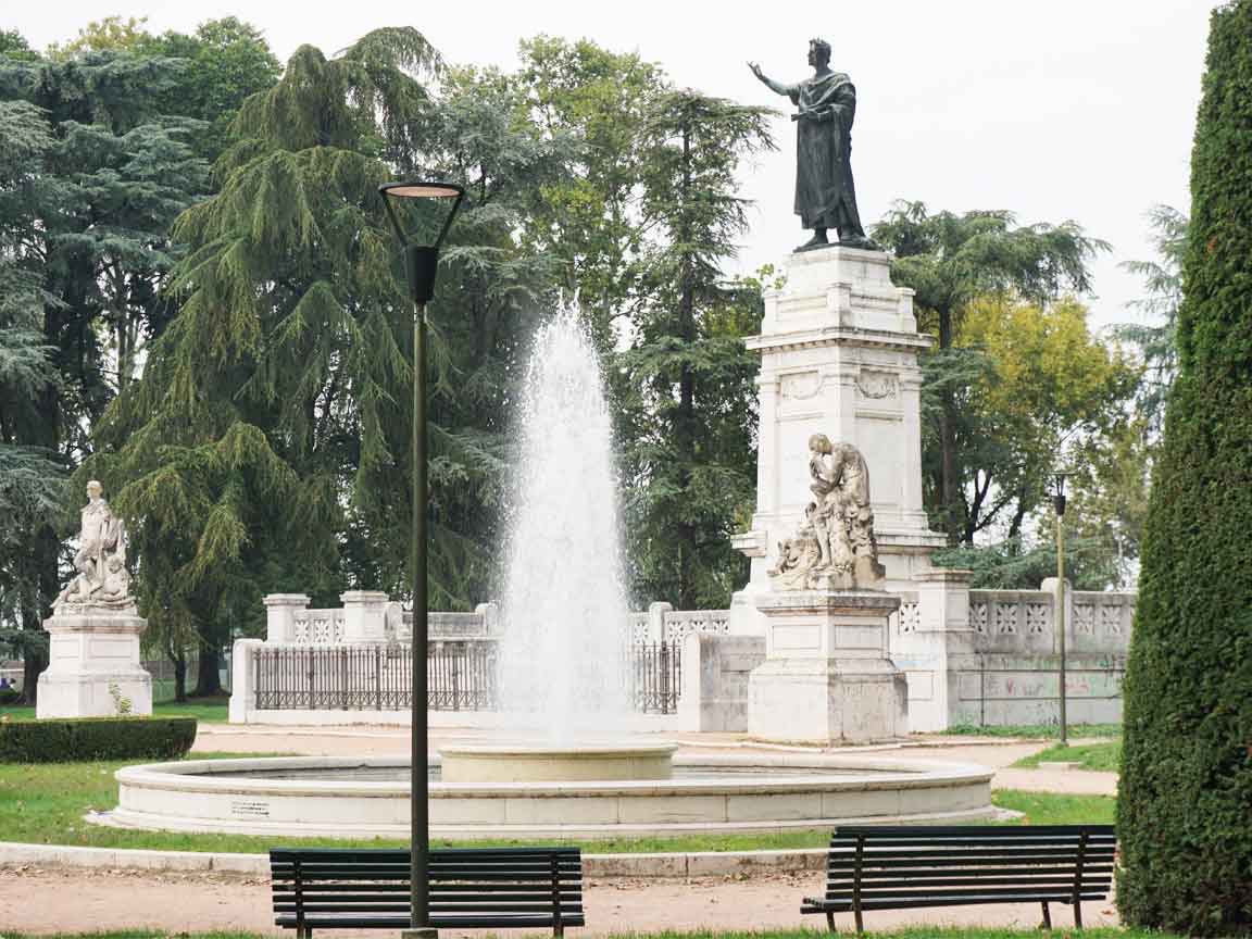 Im Piazza Virgiliana steht die Statue des antiken römischen Dichters Vergil