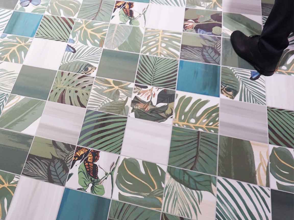 Auf der Fliesenmesse CERSAIE 2019 gab es sogar Bodenfliesen im Urban Jungle Design !