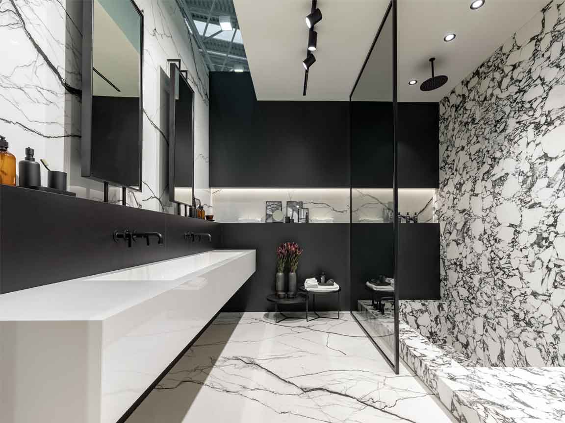 Badezimmer in einer schwarz-weiß Marmoroptik