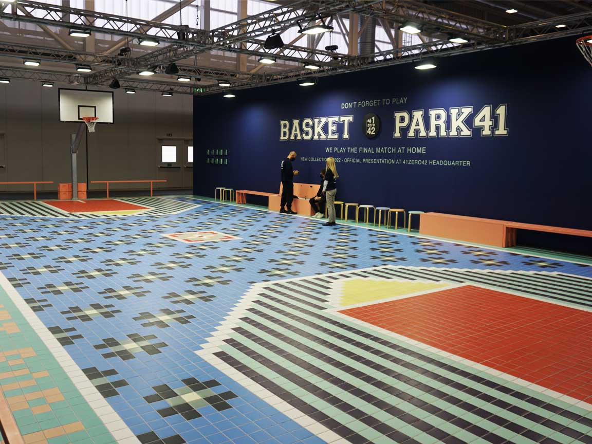 Das gibt es nur auf der Fliesenmesse CERSAIE 2021 in Italien : hier sind sogar die Basketball-Courts gefliest !