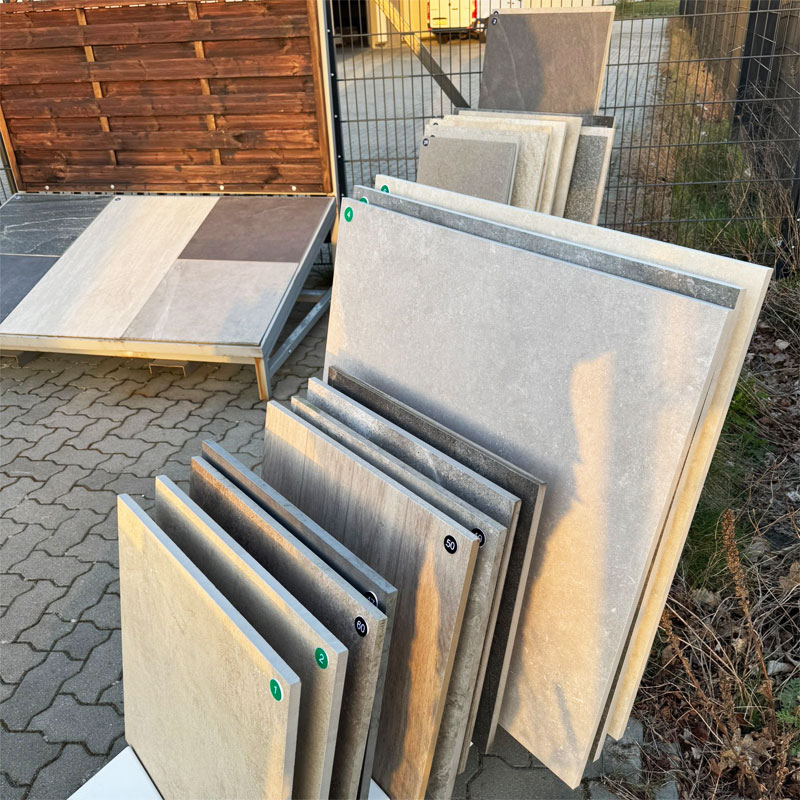 Terrassenplatten und Balkonfliesen in 2cm Stärke vor unserer Fliesenausstellung in Delmenhorst