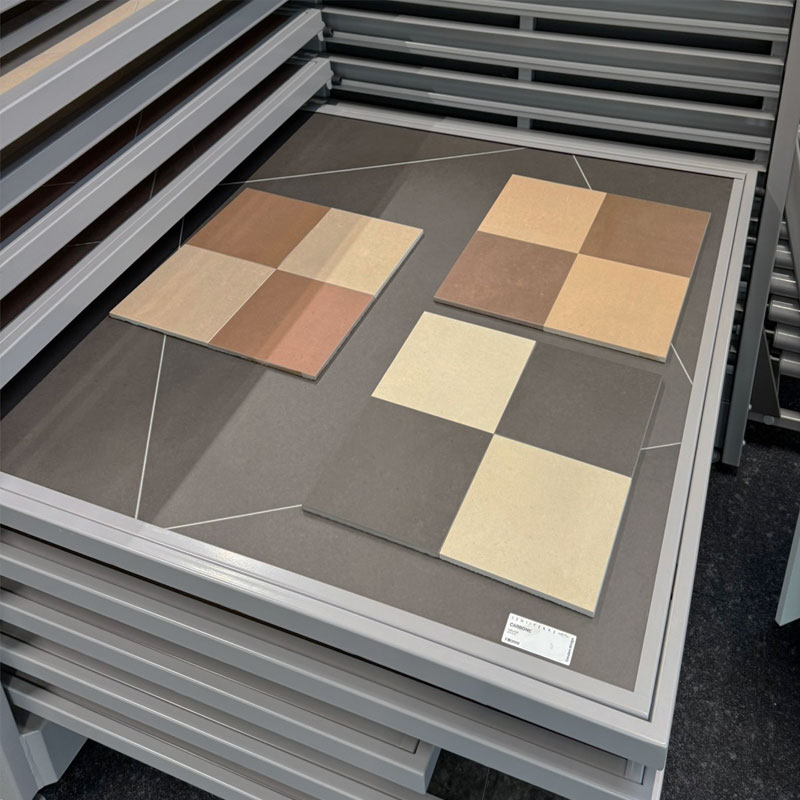 Fliesen für die Verlegung im Schachbrettmuster