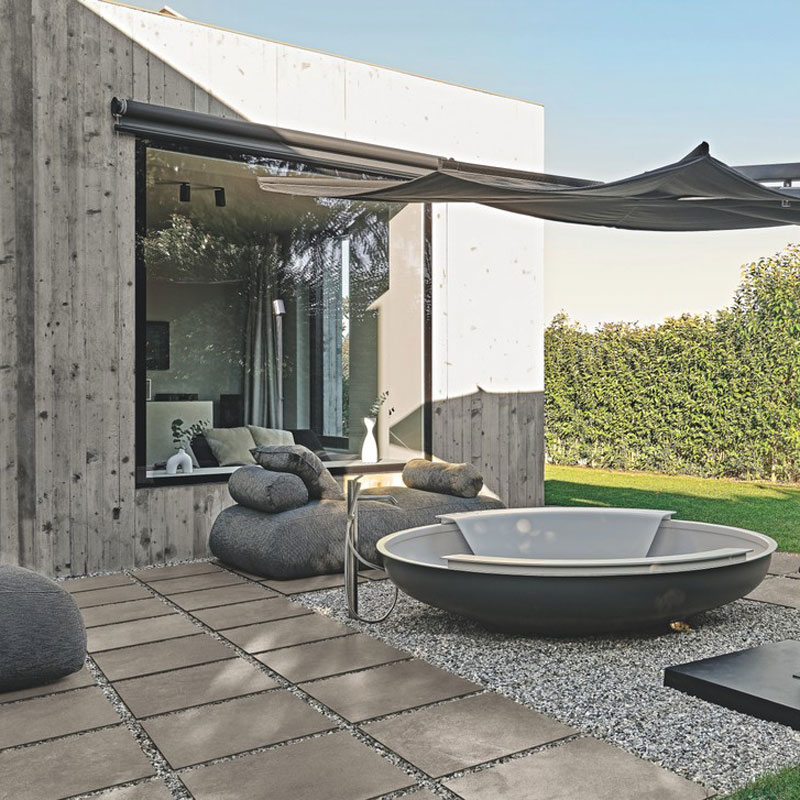 Gartenfliesen aus Feinsteinzeug in 2cm Stärke mit einer soften Oberfläche